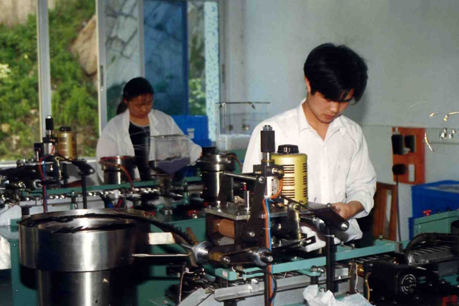 In 2000, The first pen-making research center in the industry -- Beifa Pen Engineering Technology Center was established and passed ISO9001.
